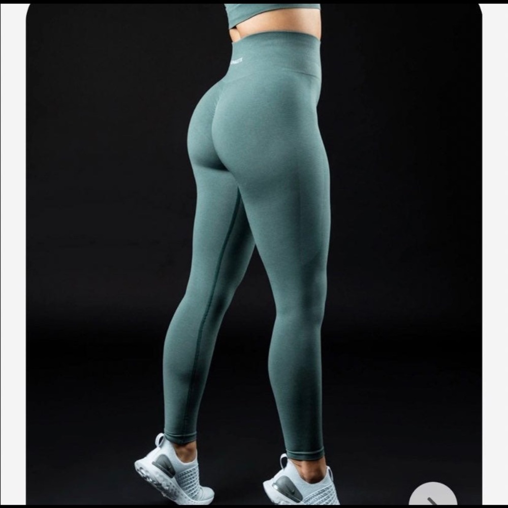 ISO: Alphalete nomadic blue leggings size xxl.